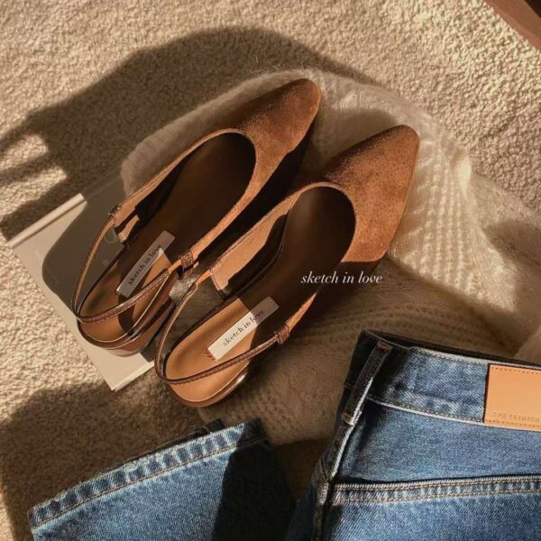 LINE_ALBUM_鞋_251220_14 真皮尖頭平底涼鞋