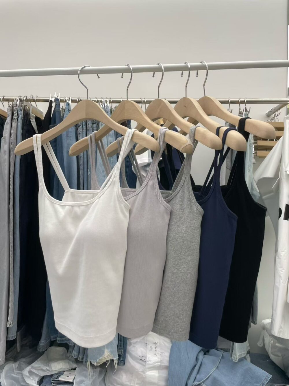 LINE_ALBUM_202646_260406_17 韓國女裝 Pai 細肩帶背心/含墊