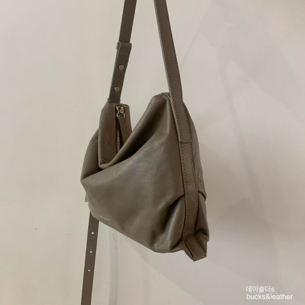 LINE_ALBUM_20251222_260611_27 bucks&leather 經典慵懶單肩包(大款/小款)