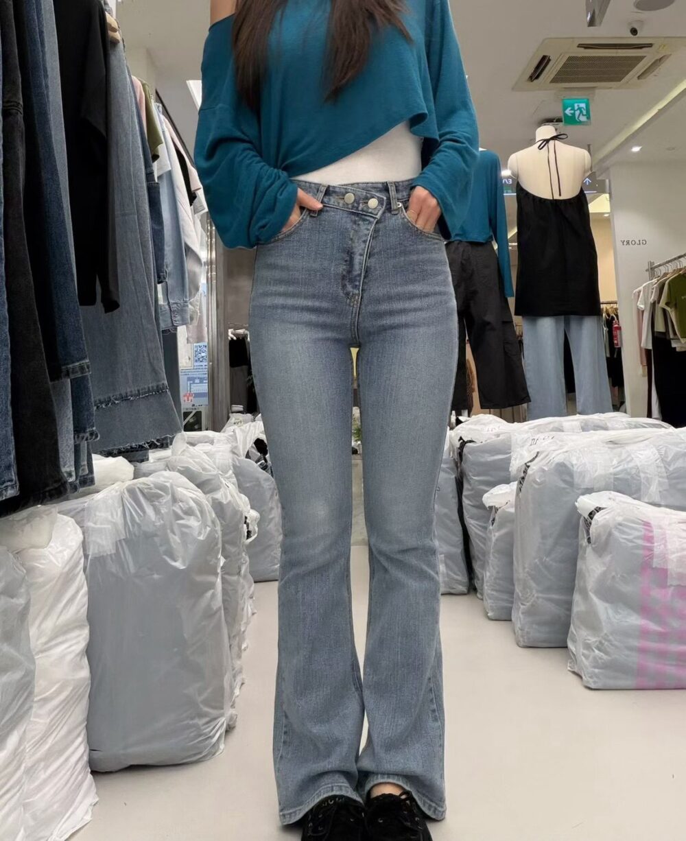 LINE_ALBUM_2026727_260728_28 #2111 高腰錯扣彈力微喇叭牛仔褲