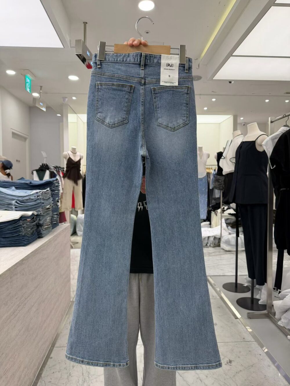 LINE_ALBUM_2026727_260728_3 #2111 高腰錯扣彈力微喇叭牛仔褲