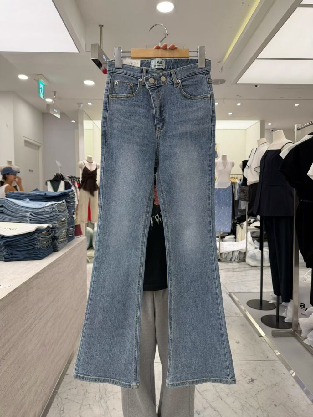 LINE_ALBUM_2026727_260728_4 #2111 高腰錯扣彈力微喇叭牛仔褲
