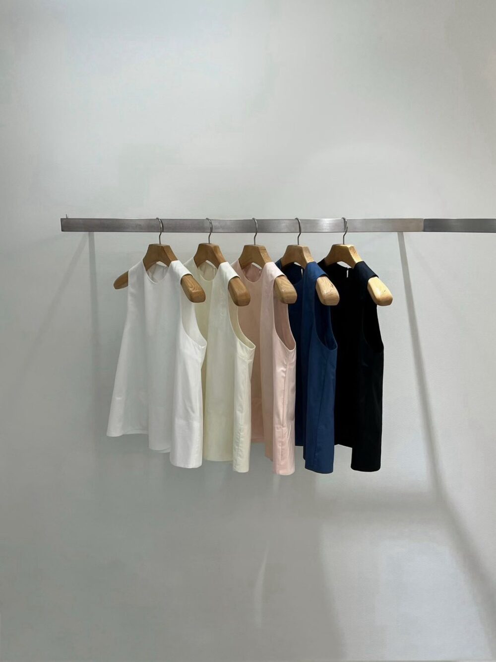 LINE_ALBUM_衣服現貨_260729_2 黑色夏季背心