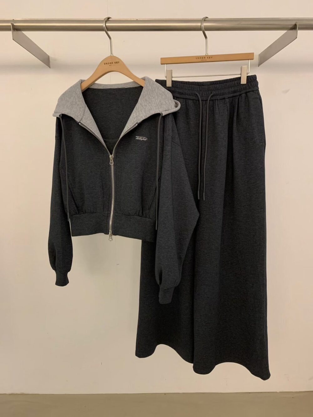LINE_NOTE_260805_4 韓國女裝 連帽拼色外套+背心+鬆緊長褲